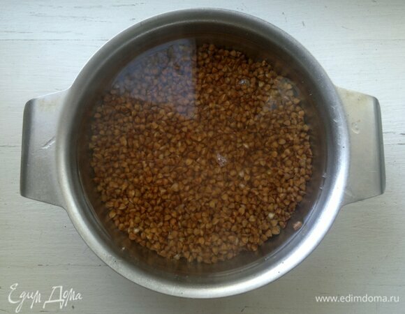 Гречневую крупу промыть под проточной водой. Положить в миску и залить кипятком так, чтобы он покрыл крупу на 3 см, оставить на 5–10 минут.