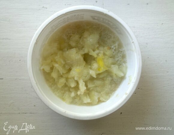 Лук почистить, измельчить в блендере или мясорубке.
