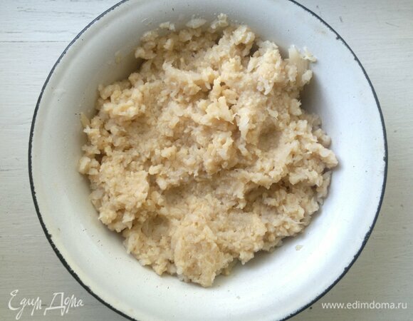 Остывшую цветную капусту измельчить в блендере или мясорубке.
