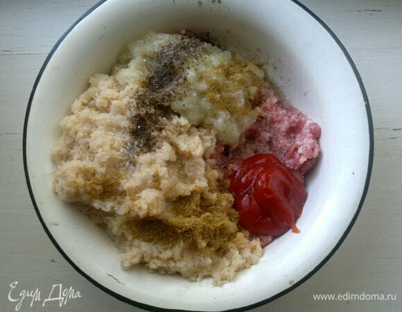 В фарш добавить измельченные лук и цветную капусту. Положить 5 ст. л. острого томатного соуса или кетчупа, посолить, поперчить, добавить хмели-сунели. Перемешать массу до однородности.