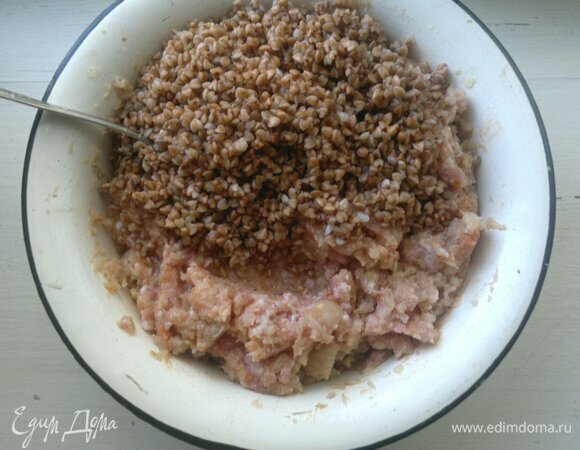 Набухшую гречку сначала откинуть на дуршлаг для стекания воды, затем добавить к фаршу и перемешать.