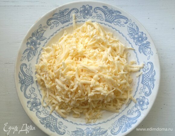Сыр натереть на средней терке.