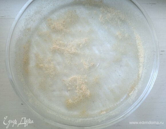 Форму для запекания смазать растительным маслом, посыпать панировочными сухарями. У меня диаметр формы — 26 см.