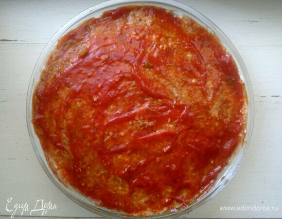 Поверхность запеканки смазать оставшимся острым томатным соусом.