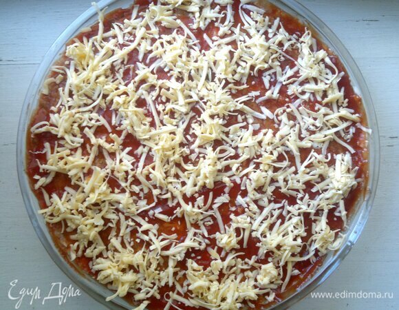 Посыпать поверхность оставшимся сыром. Поставить форму с запеканкой в духовку, разогретую до 180°C, на 40–45 минут.