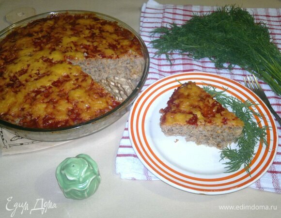 Разрезать запеканку на порции. Подавать со свежими овощами и зеленью. Угощайтесь! Приятного аппетита!