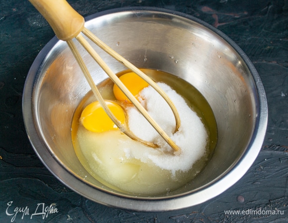 Смешиваем яйца с сахаром, щепоткой соли и щепоткой ванилина. Две столовые ложки сахара оставляем для корочки.