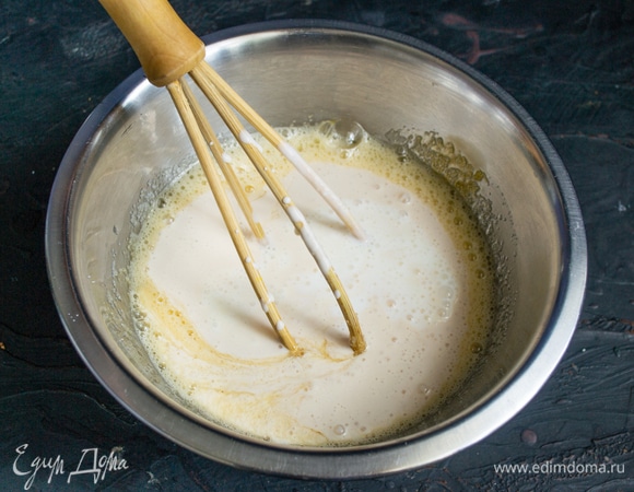 Наливаем ряженку.