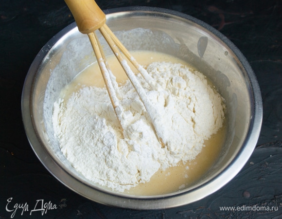 Насыпаем пшеничную муку с разрыхлителем теста.