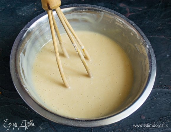 Замешиваем гладкое тесто без комков.