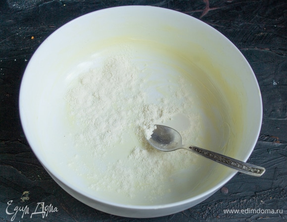 Глубокую огнеупорную форму смазываем сливочным маслом и посыпаем мукой. Я пекла кухен в замечательном подарке от команды «Едим Дома» — жаропрочной форме Luminarc Diwali (размер — 22 см). Форму возьмите неразъемную, так как пропитывать пирог сливками нужно горячим и прямо в форме.