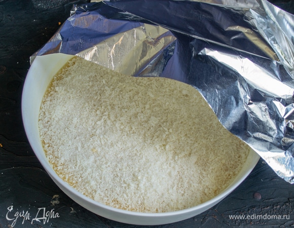 Духовку разогреваем до 180°C, печем 45–50 минут. За 10–15 минут до готовности советую укрыть пирог фольгой, чтобы кокосовая стружка не подгорела.