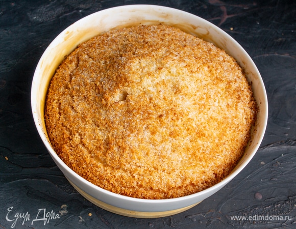 Проверяем готовность деревянной шпажкой — она должна выйти сухой из самой толстой части кухена.