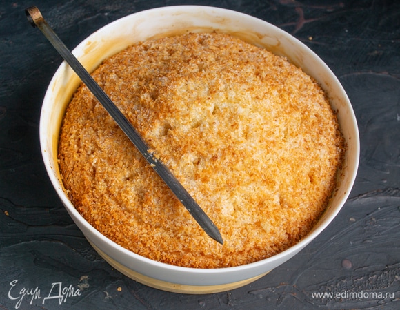 Часто протыкаем горячий пирог шампуром или палочкой.