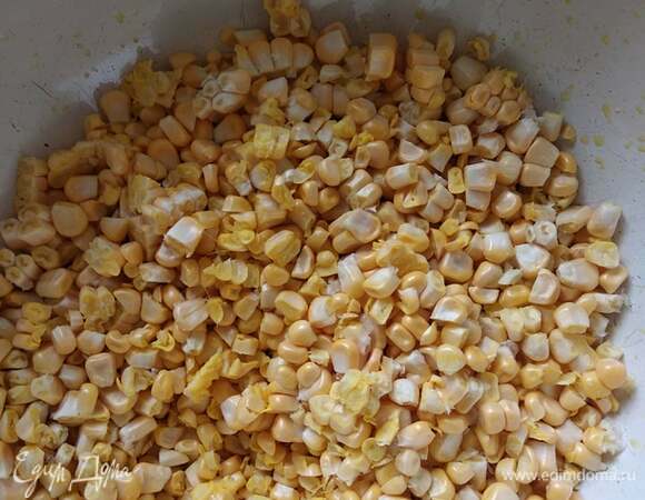 Ставим вариться куриный бульон. Я варила окорочок минут 30. Подготовила остальные ингредиенты. С очищенных, промытых и обсушенных початков кукурузы острым ножом срезать зерна в большую миску.