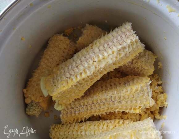 В другую кастрюлю тупой стороной ножа скребем початки, чтобы добыть кукурузное молоко. У меня его было очень мало, чуть-чуть набрызгало. Наскреблось еще кукурузы. Початки разрезать пополам, залить частью бульона, добавить воды, чтобы покрывала кукурузу. Добавить лавровый лист, семена фенхеля, кориандра и перец горошком. Довести до кипения и варить 10 минут на слабом огне.