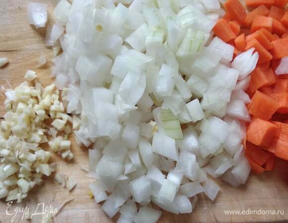Мелко нашинковать лук и чеснок. Морковь нарезать кубиком.