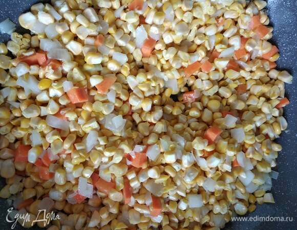 На большой сковороде или в кастрюле с толстым дном разогреть сливочное масло с добавлением кукурузного. Обжаривать лук и чеснок минуты 3–4, добавить кукурузу и морковь, уменьшить огонь и обжаривать, постоянно помешивая, 10 минут. Добавить муку и обжаривать еще минуту.