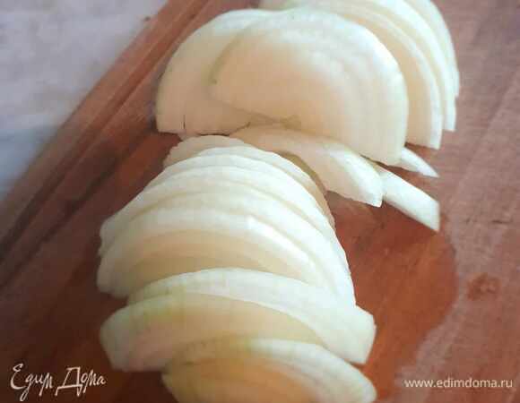 Крупную луковицу нарезать полукольцами и обжаривать на растительном масле около 7 минут. В это же время замочить минут на 10 сухие грибы шиитаке.