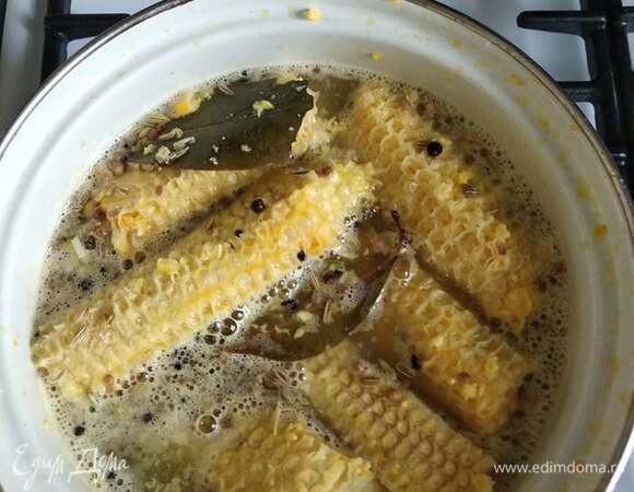 Из кастрюли удалить початки и лавровый лист. Выбросить. Из бульона вытащить курицу. Из нее потом можно сделать салат или использовать для пасты. Кукурузный бульон процедить через мелкое сито, чтобы специи не попали в суп, и соединить с куриным бульоном. Добавить кукурузную смесь. Варить на медленном огне минут 5 после закипания.