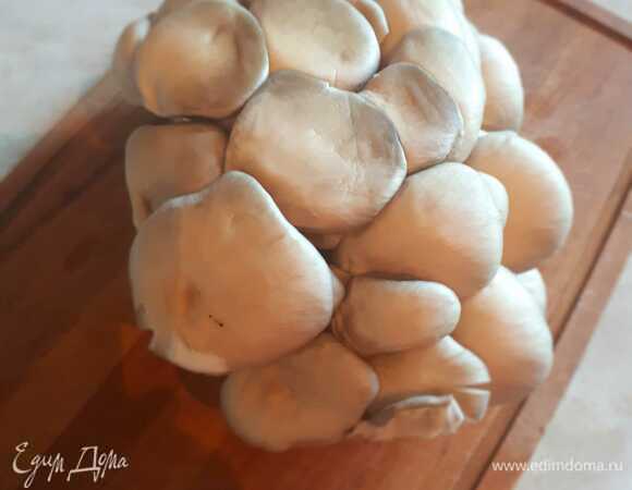 Вешенки нарезать кусочками и добавить к луку, обжаривать на среднем огне до золотистого цвета около 15 минут.