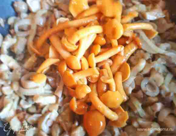 С маринованных опят слить жидкость, промыть их под проточной водой и добавить в сковороду, обжаривать около 7 минут.