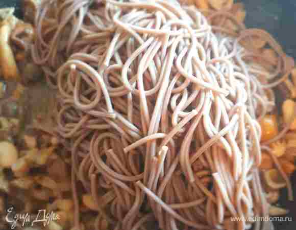 Гречневую лапшу отварить по инструкции, слить жидкость и добавить к грибам и фасоли, хорошо перемешать и прогреть все вместе 5 минут.