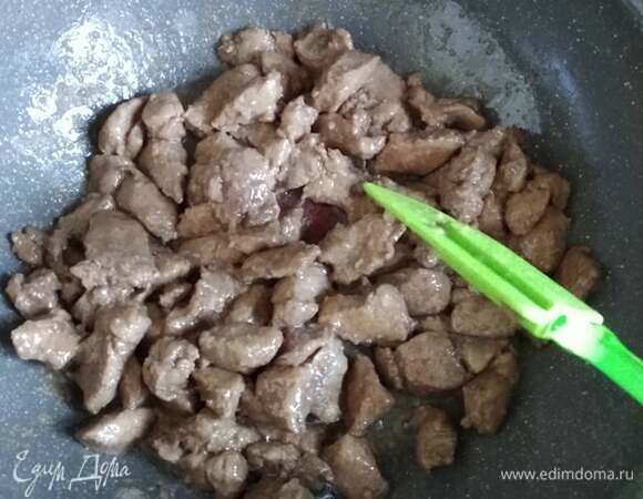 Свиную вырезку надрезать пополам по всей длине, развернуть, слегка отбить. Нарезать на квадраты 4 х 4 см. Приготовить маринад из соевого соуса, яичного желтка (белок не используется!) и воды. Можно добавить немного соли. Я не добавляла. Мне достаточно соевого соуса. Опускаем мясо в маринад, хорошенько перемешиваем и оставляем на 30 минут. Пока мясо маринуется, подготавливаем остальные ингредиенты. Через 30 минут хорошо разогреваем вок на сильном огне. В пакет кладем крахмал. Закидываем туда мясо. Хорошенько встряхиваем несколько раз, чтобы все мясо обвалялось в крахмале. Выкладываем в сковороду с хорошо прогретым растительным маслом (у меня 2/3 кукурузного и 1/3 кунжутного). Быстро обжариваем минуты 3–4, постоянно помешивая. Будьте осторожны, масло очень брызгается.