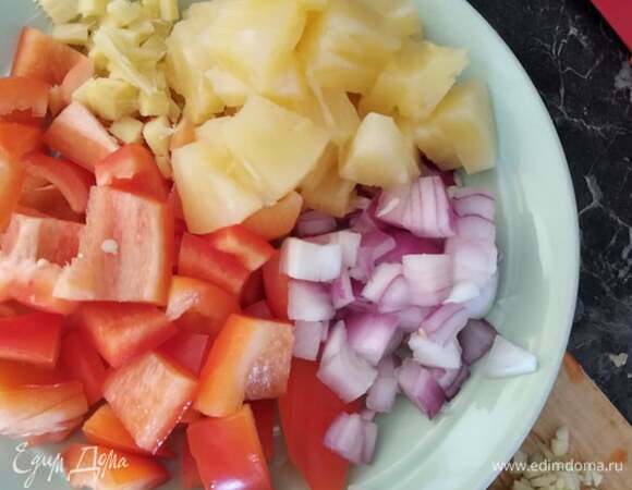 Пока мясо маринуется, режем лук полукольцами. У меня красный, но можно взять и репчатый. Болгарский перец режем на крупные квадраты. Если ананасы у вас кольцами, режете. Если кусочками, добавляете как есть. Мелко режем имбирь. Берем кусочек 1–2 см. Мелко шинкуем чеснок.