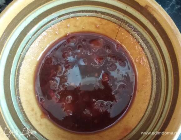 Готовим соус. Смешиваем томатную пасту, соевый соус, рисовый уксус, сахар и 1 ст. л. воды. Отдельно разводим 1 ч. л. крахмала в 2 ст. л. воды.