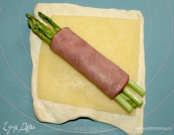Тесто раскатать, чтобы на него легко вместился квадрат сыра. Спаржу завернуть в говядину или ветчину.