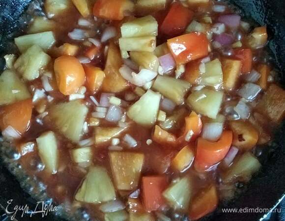 Когда обжарили мясо, вынимаем его из сковороды. Кладем туда чеснок, обжариваем 0,5 минуты. Добавляем соус. Тушим еще минуту, добавляем перец, лук, имбирь и ананасы. Добавляем 2 ст. л. воды и тушим 2–3 минуты. Вливаем разведенный крахмал. Тушим, пока соус слегка не загустеет. Возвращаем свинину в вок. Тушим все вместе 1 минуту, постоянно помешивая. Можно просто залить мясо приготовленным соусом. Подавать с рисом. Приятного аппетита!