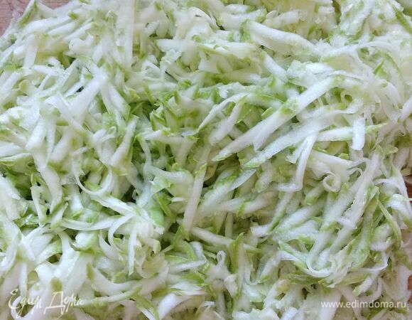 Кабачки хорошо промыть, если кожица еще молодая, можно не чистить. Натереть на крупной терке. Отжать сок. Выложить в смазанную маслом форму для запекания.