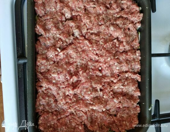 В фарш добавить соль, перец и прованские травы. Можно взять любую смесь трав. Хорошенько перемешать. Выложить на кабачки ровным слоем.