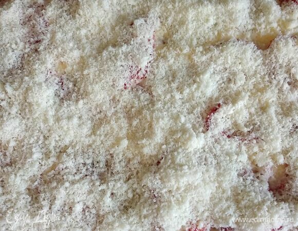 Сыр натереть на мелкой терке. Посыпать запеканку сыром и поставить в духовку еще на 20 минут.