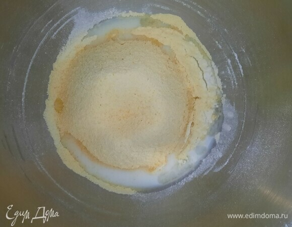 Просеиваем кукурузную муку.