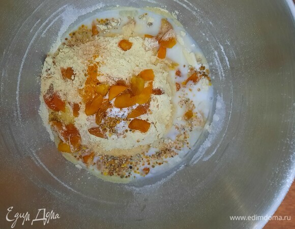 Нарезанную курагу и цветочную пыльцу добавляем в миску.