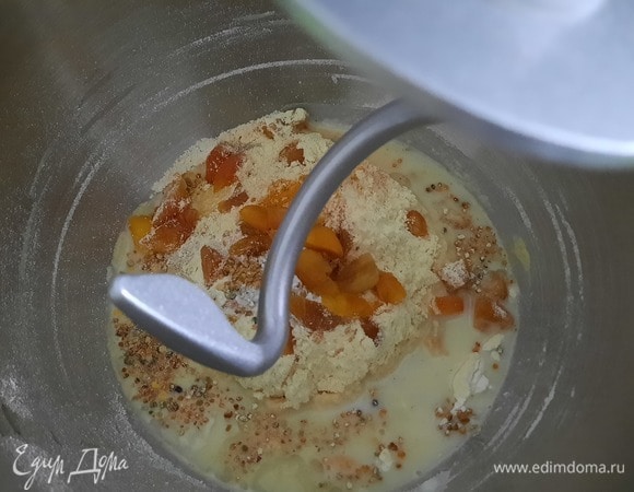 Смешиваем все миксером или в хлебопечке. Можно и деревянной ложкой.