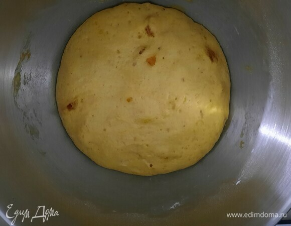 Когда тесто поднялось, смазываем руки растительным маслом и немного уминаем тесто.