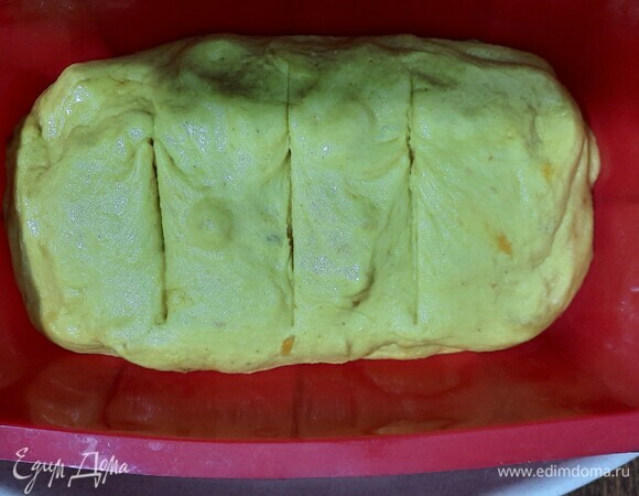 Выкладываем в форму и делаем небольшие надрезы. Нагреваем духовку до 40°C, ставим туда тесто на 30 минут.