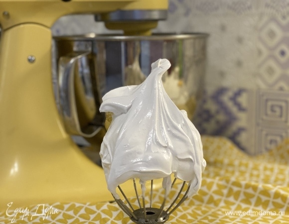 Отделить белки от желтков. Начать взбивать в чаше миксера на небольшой скорости. Добавить щепотку соли. Постепенно увеличивать скорость взбивания. Небольшими порциями добавить сахар. Затем, продолжая взбивать, добавить кукурузный крахмал и яблочный уксус. Должны получиться устойчивые пики.