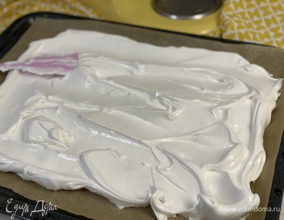 Разровнять. Выпекать 1,5 часа при 110°C.