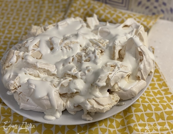 Сливки взбить с пудрой. Готовую меренгу разломать на части, выложить в блюдо, сверху полить кремом и украсить ягодами. Можно подавать и порционно — в стаканах.