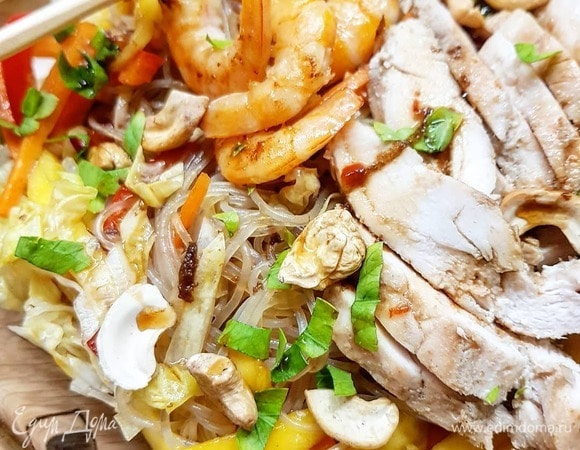 Кипятком заливаем фунчозу. Даем ей распариться около 6–7 минут. Важно не дать ей разбухнуть, она должна остаться эластичной. Промываем под холодной водой, сбрызгиваем кунжутным маслом.