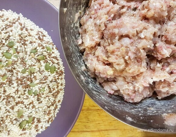 Готовим панировку. Высыпаем семена кунжута и тыквы. Разогреваем сковороду. Если есть гриль — супер! Вливаем масло. 