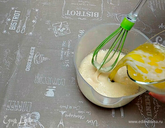 Яйца, сахар и ванильный сахар взбить миксером. В яичную смесь добавить растопленное сливочное масло и соль.