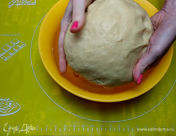 Молочную и яичную массы смешать. Замесить тесто и поставить в теплое место на 1,5 часа.