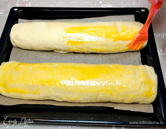 Смазать рулеты яичным желтком. Выпекаем при 180°C 25–30 минут.