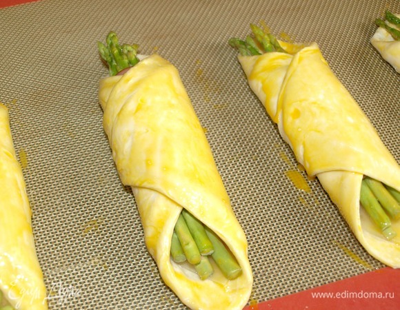 Кладем слойки на противень, застеленный силиконовым ковриком или пекарской бумагой. Смазать слойки желтком и отправить в заранее разогретую до 180ºС духовку на 20 минут. Ориентироваться на свою духовку.