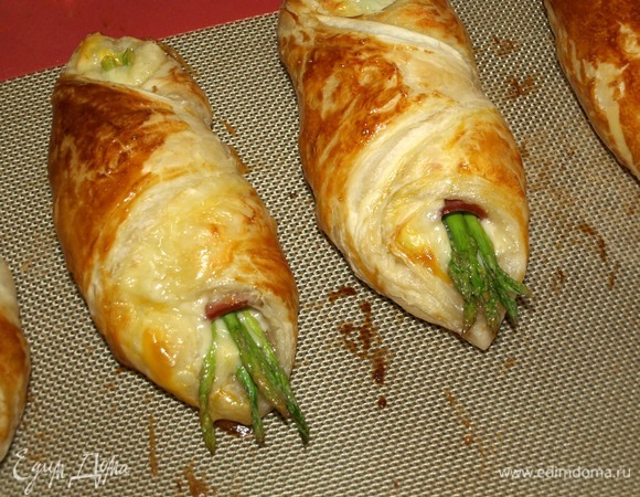 Готовые слойки достать. Дать отдохнуть несколько минут.